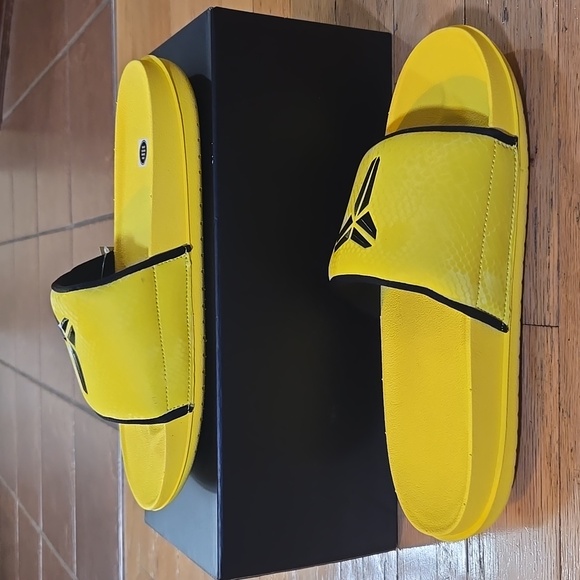 Kobe Bryant Off Court Slides Men's Size 11 Yellow Lightening Black - Picture 2 of 12